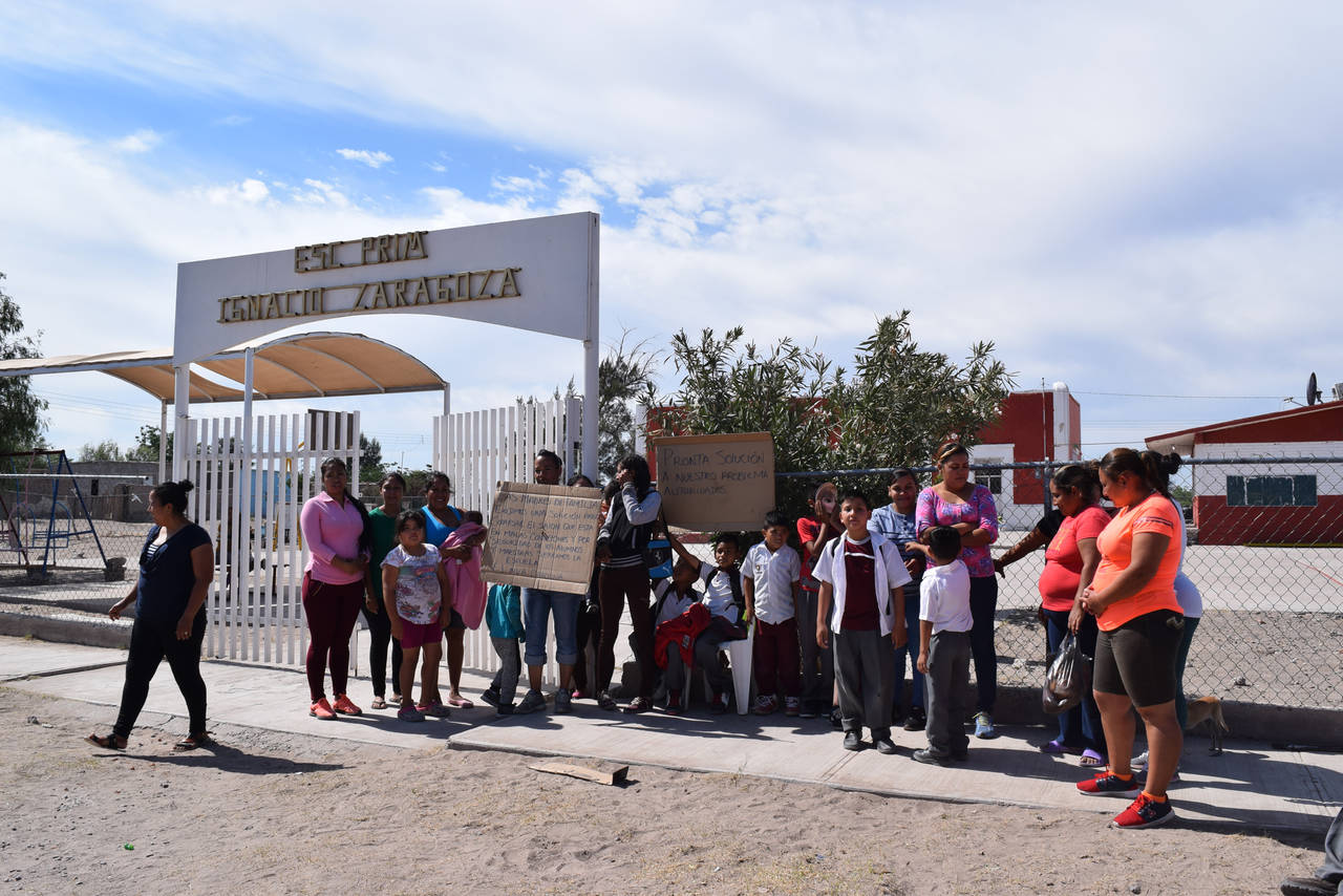 Manifestación. Las madres de familia se plantaron en la escuela y no permitieron el acceso. (EL SIGLO DE TORREÓN/MARY VÁZQUEZ)