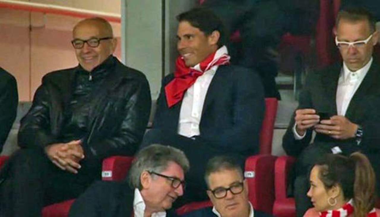 El tenista español estuvo presente en el partido de vuelta entre Atlético de Madrid y Arsenal por la Europa League. (Especial)