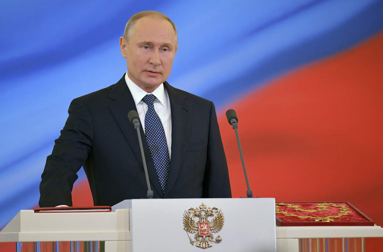 Fuerte. Vladimir Putin tomó posesión de su cuarto mandato al frente de Rusia. En el acto, el presidente agradeció el apoyo del electorado que hizo posible su tercera reelección con casi 77 % de votos. (AP y EFE)