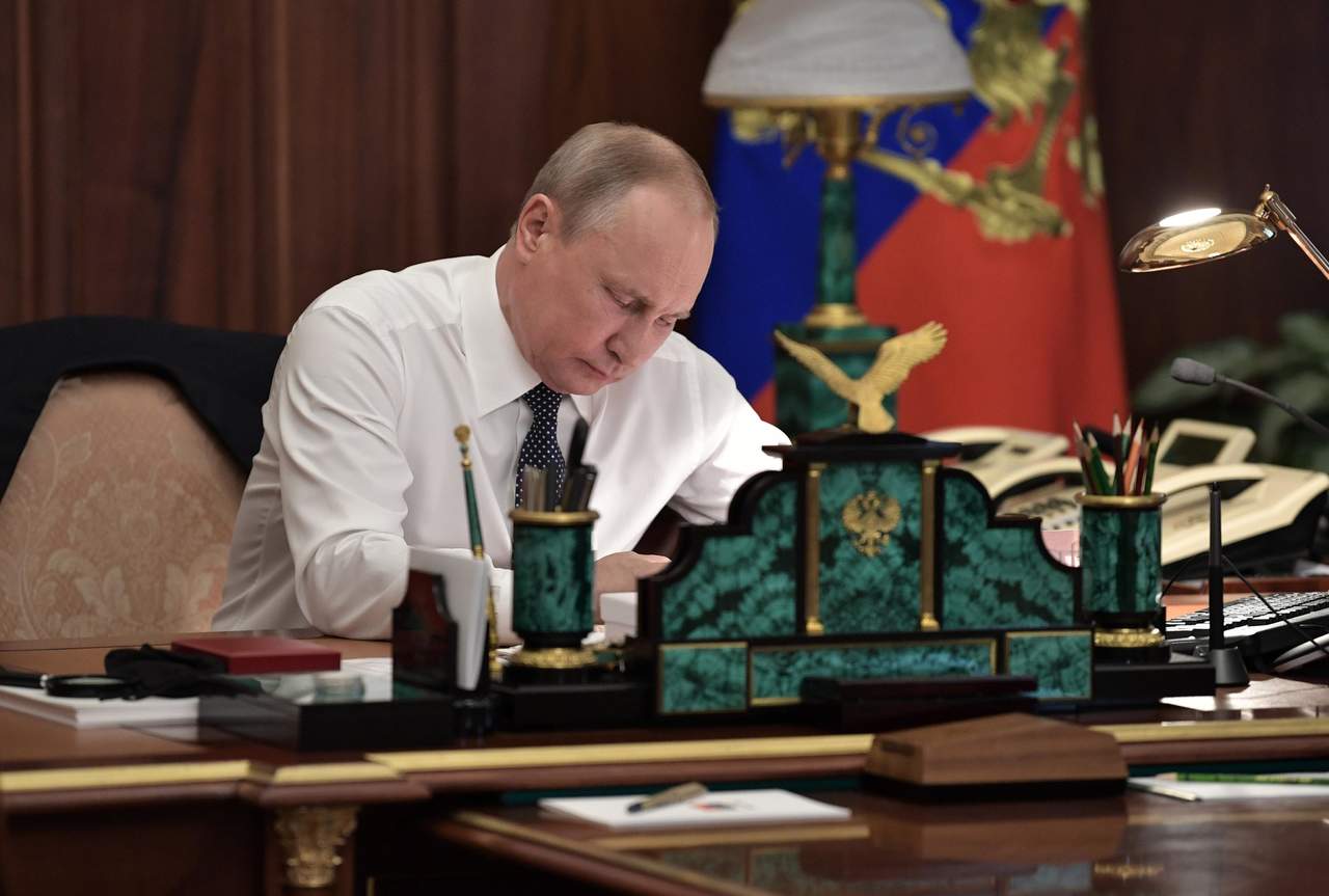 A la espera. Antes de iniciar la ceremonia de investidura, Putin permaneció en su oficina. (AP y EFE)