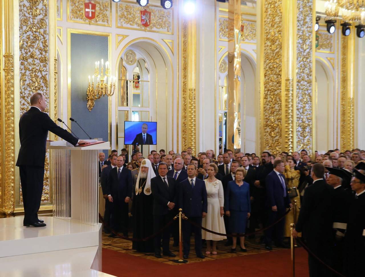 Pasos. Juró sobre la Constitución durante su sesión de investidura en el Gran Palacio del Kremlin.(AP y EFE)