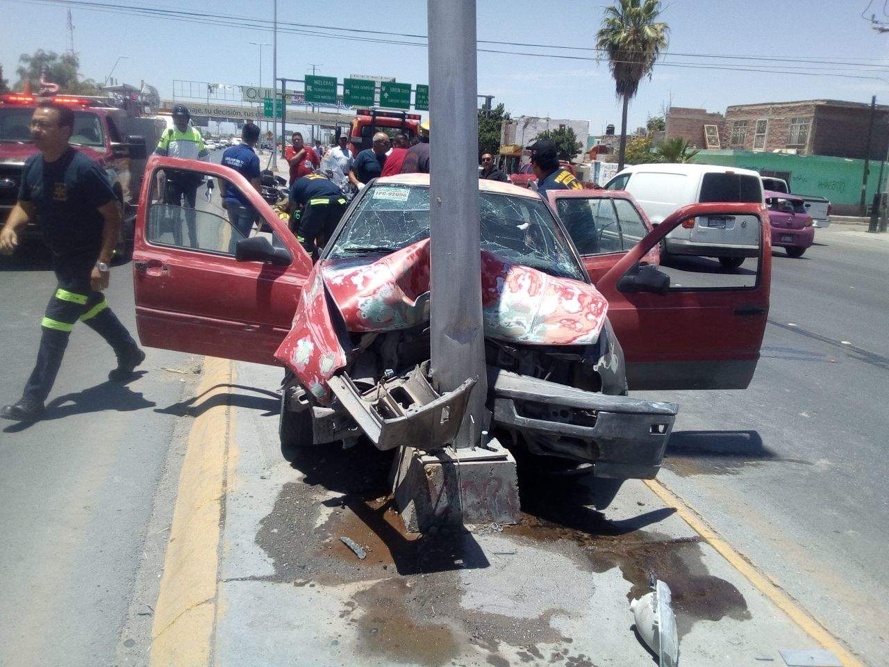 El conductor manifestó que otro vehículo le cerró el paso, lo que provocó que perdiera el control del volante con los resultados mencionados. (EL SIGLO DE TORREÓN) 
