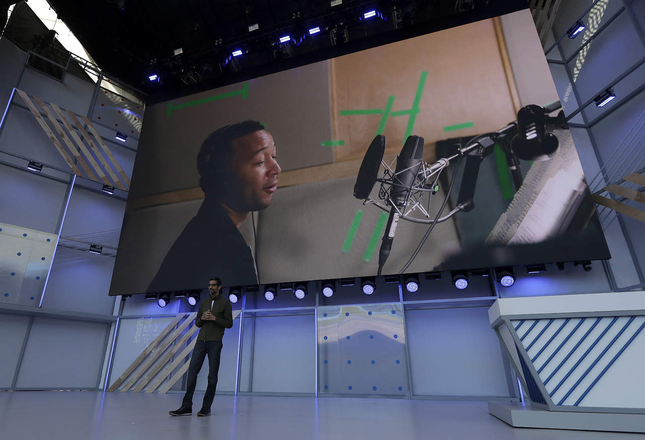 El CEO de Google, Sundar Pichai, abrió hoy la conferencia anual I/O en la que sorprendió a miles de desarrolladores presentes, con las innovaciones impulsadas con Inteligencia Artificial (IA), que buscan resolver problemas cotidianos de los usuarios. (AP)