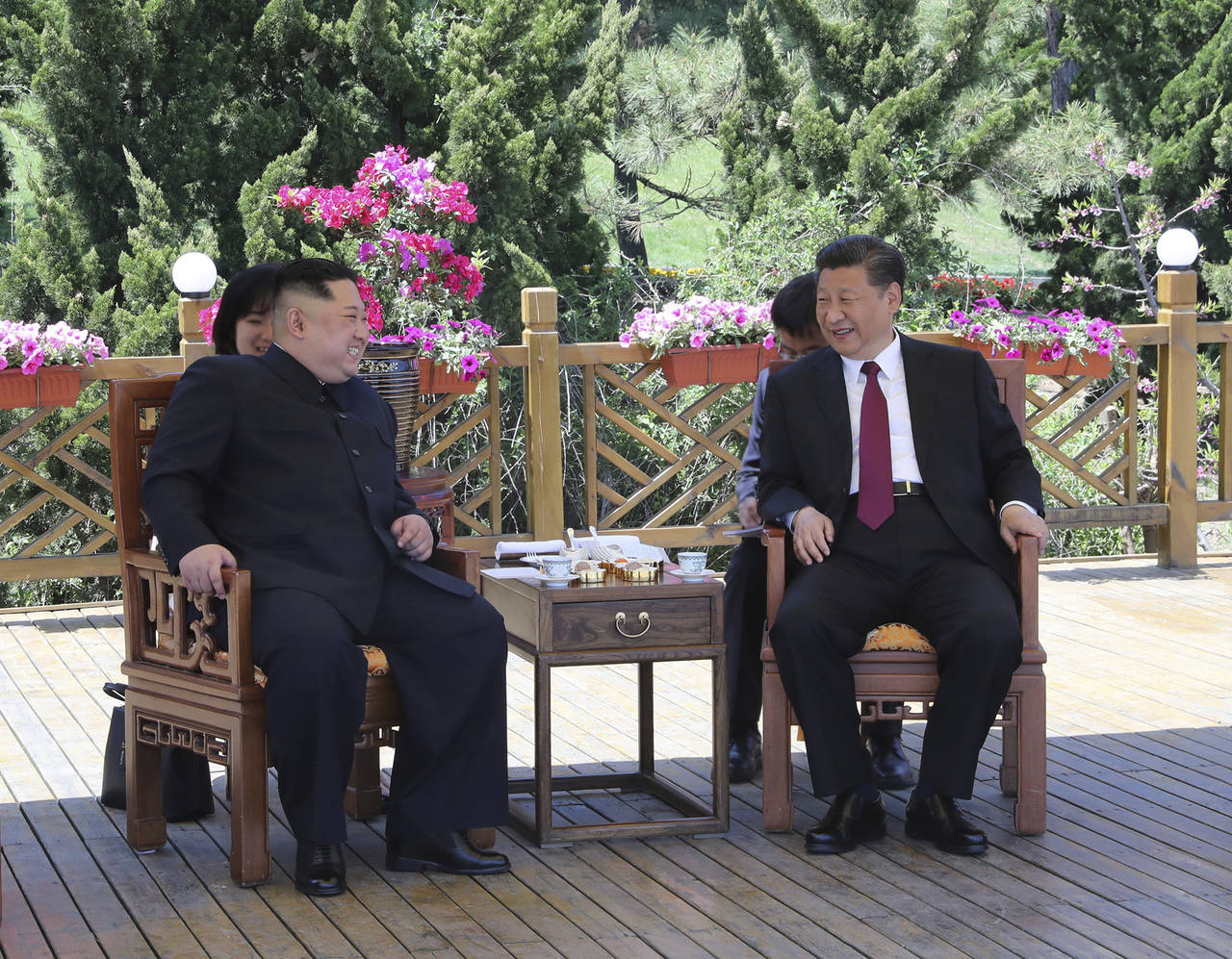 Encuentro. Las imágenes divulgadas por la televisión estatal china muestran un ambiente cordial entre Xi y Kim, ya que además de las reuniones formales con sus respectivas delegaciones ambos líderes también aparecen acompañados únicamente por sus intérpretes. (AP)