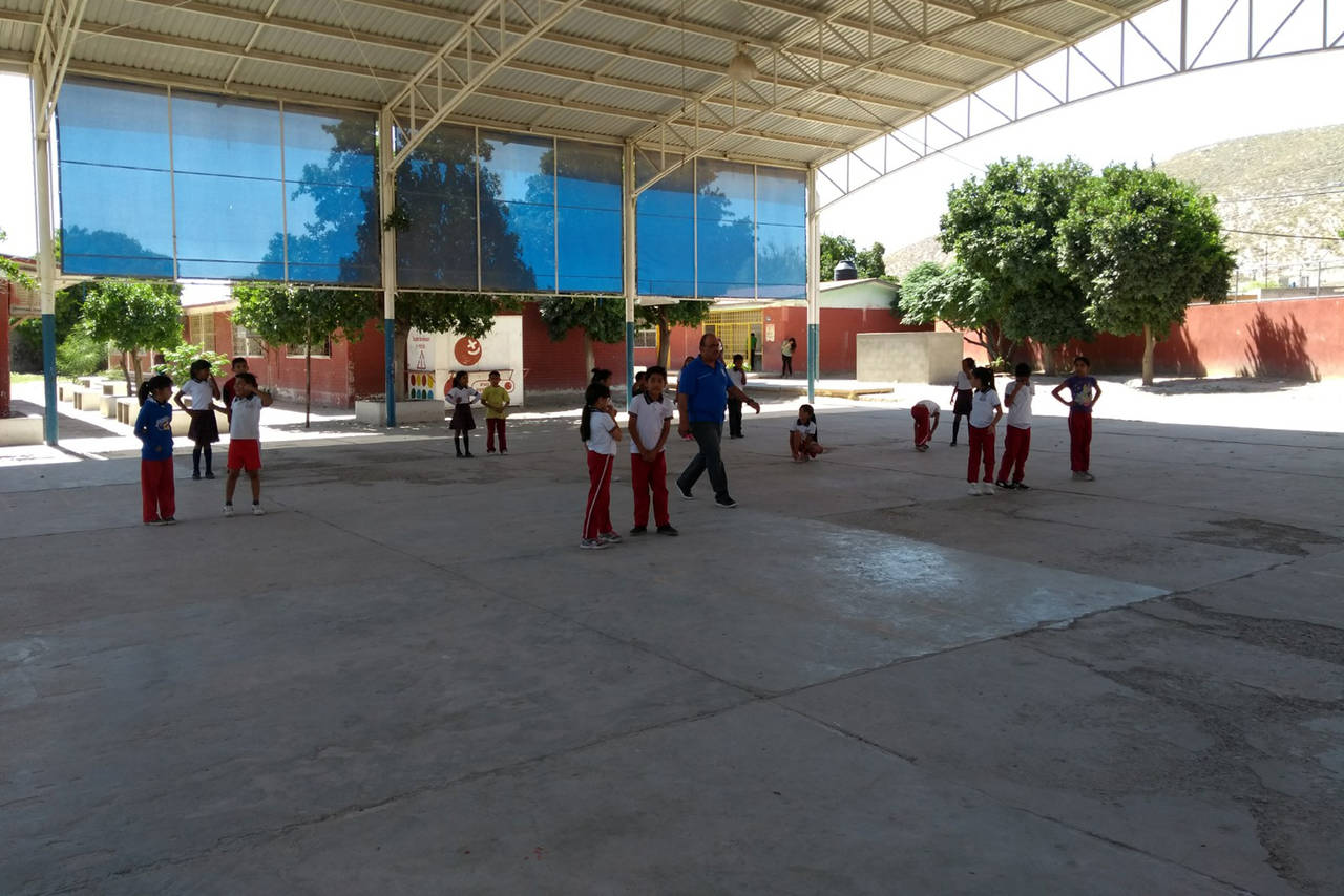 Actividades. Desde ayer, algunas escuelas primarias de Torreón  ensayaron bailables y cantos previo al Día de la Madre. (ANGÉLICA SANDOVAL)