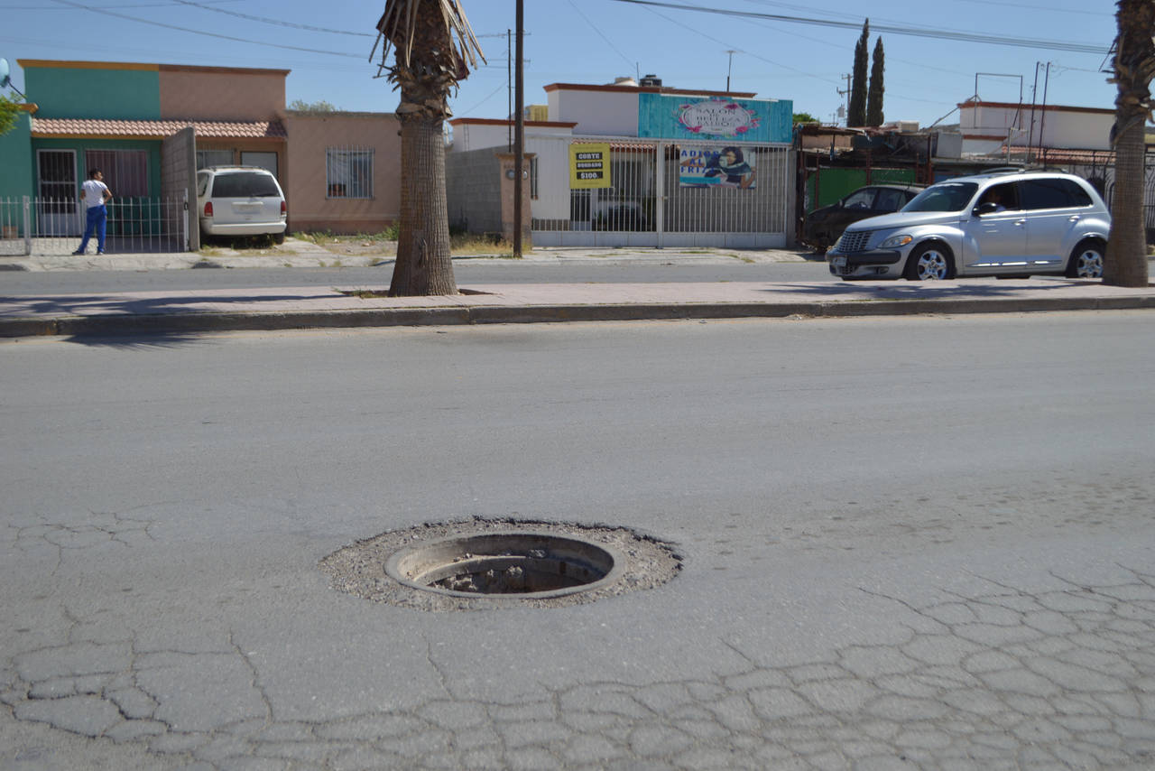 Peligro. En plena zona de circulación vial, en calzada de La Campana, hay una alcantarilla cuya tapa fue robada. (ROBERTO ITURRIAGA)