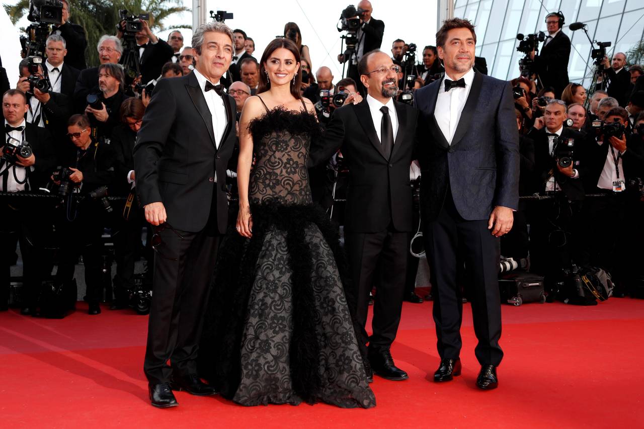 Juntos. El actor argentino Ricardo Darín, la actriz española Penélope Cruz, el director iraní Asghar Farhadi y el actor Javier Bardem en la inauguración del Festival.  (ARCHIVO)