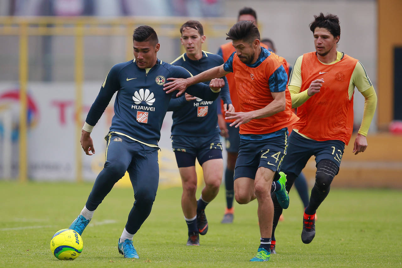 Oribe Peralta durante el entrenamiento de las Águilas del América, de cara a la semifinal de ida a celebrarse en Torreón, mañana a partir de las 7:30 de la tarde. América sufre en semifinales
