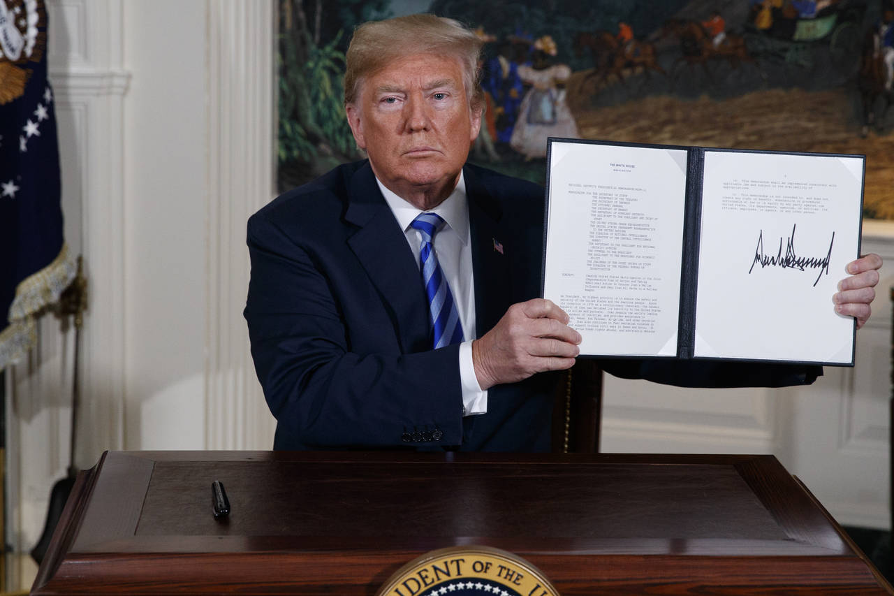 Firma terminal. El presidente de Estados Unidos, Donald Trump, muestra el memorándum presidencial de seguridad nacional que firmó en la sala de recepción diplomática de la Casa Blanca, con el cual da por terminado el pacto nuclear de su país con Irán. (AP)