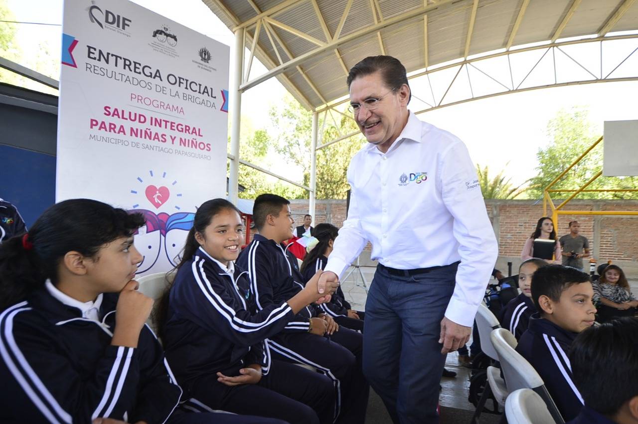 Entrega. El gobernador, José Rosas Aipuro entregó a estudiantes lentes en una comunidad de Santiago Papasquiaro. (CORTESÍA)
