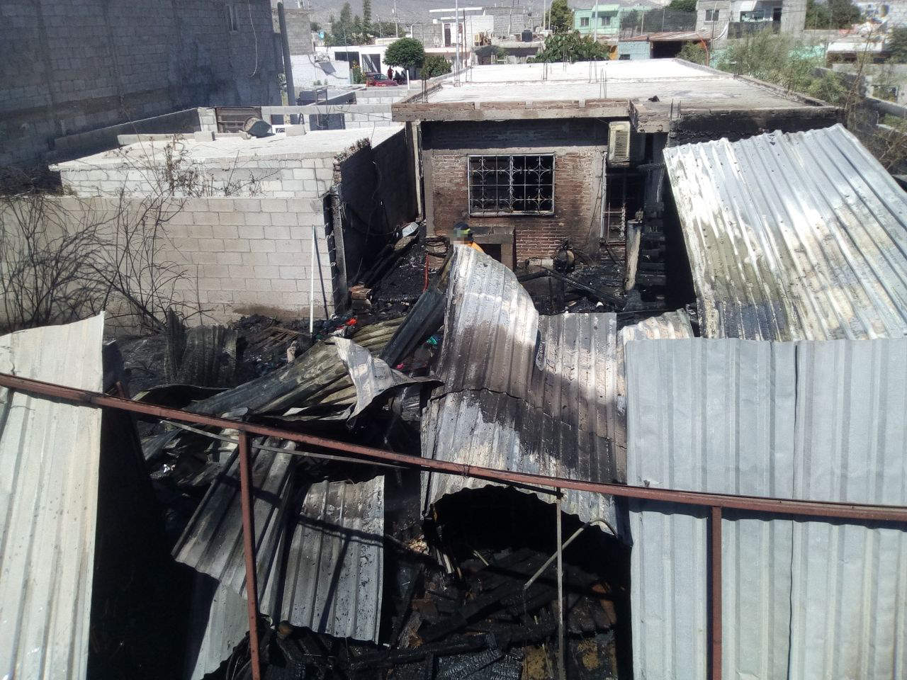 Los daños en ambas viviendas fueron cuantiosos, ya que el fuego consumió algunos muebles y aparatos electrónicos de las recámaras. (EL SIGLO DE TORREÓN)