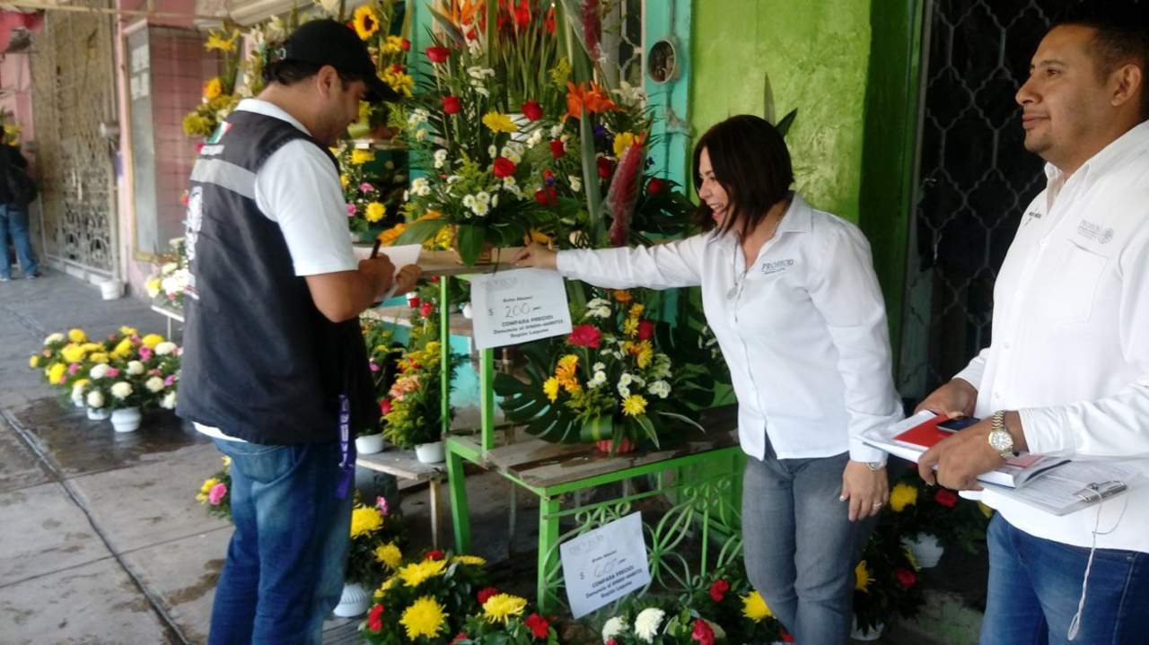 Recorrió el mercadito de las flores ubicado sobre la calle Blanco en el centro de Torreón. (GUADALUPE MIRANDA)

