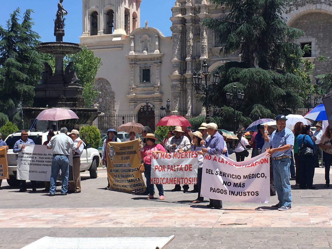 Los maestros se manifestaron ayer en Saltillo. (ARCHIVO) 