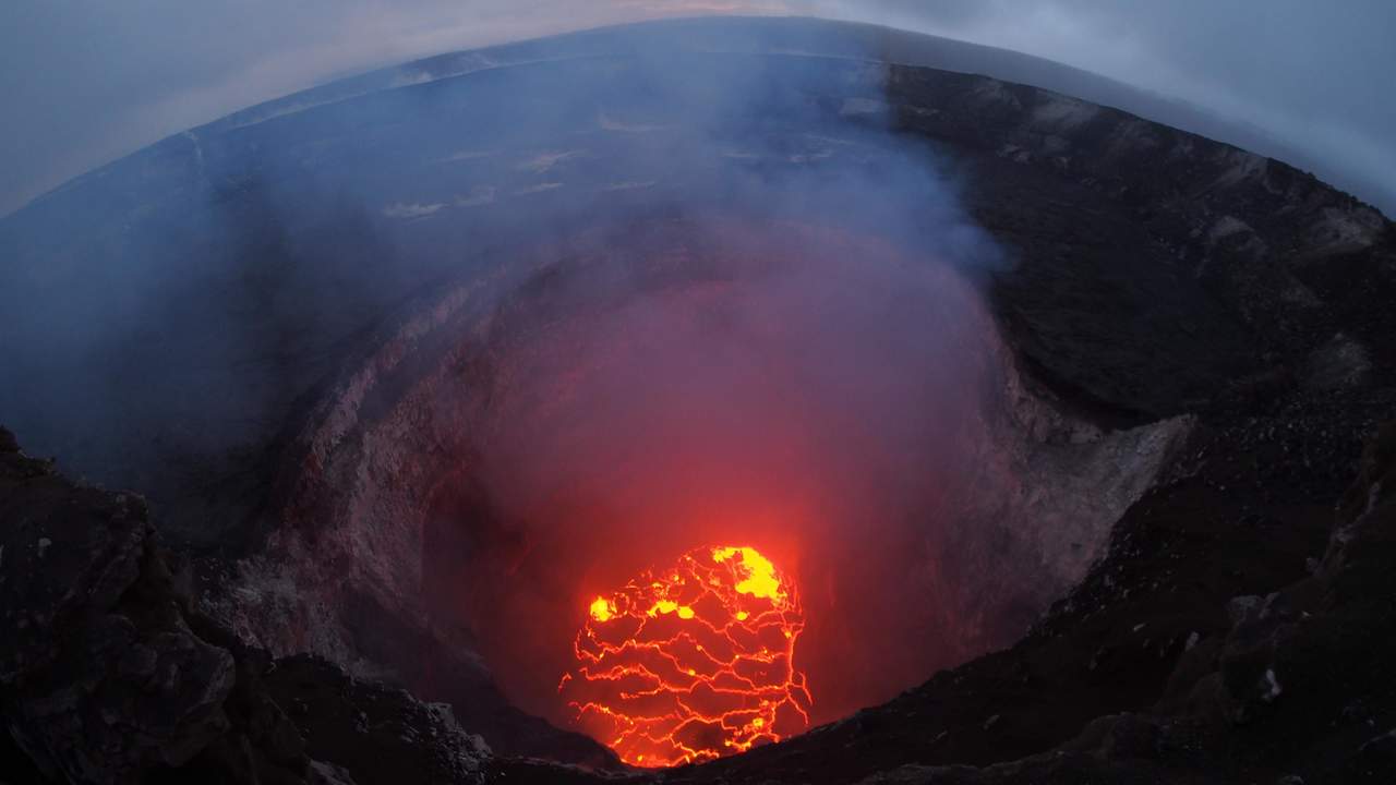 La agencia dijo que el volcán pudiera expulsar rocas de hasta dos metros de diámetro a poco menos de un kilómetro de distancia. (ARCHIVO)