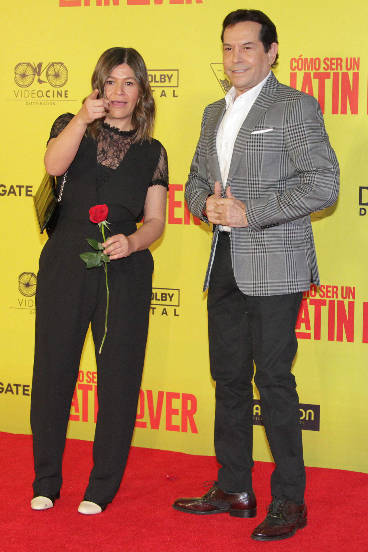Los comunicadores Martha Figueroa y Juan José Origel en la alfombra roja de la película 'Cómo ser un latin lover'. (ARCHIVO)