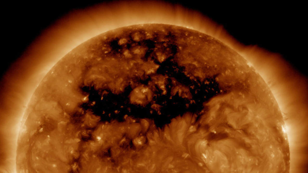 Los agujeros coronales, vistos el pasado 2-4 de mayo y publicados en video, son comunes en el astro “rey”, áreas de campo magnético abierto desde el cual el viento solar de alta velocidad se precipita hacia el espacio. (ESPECIAL)