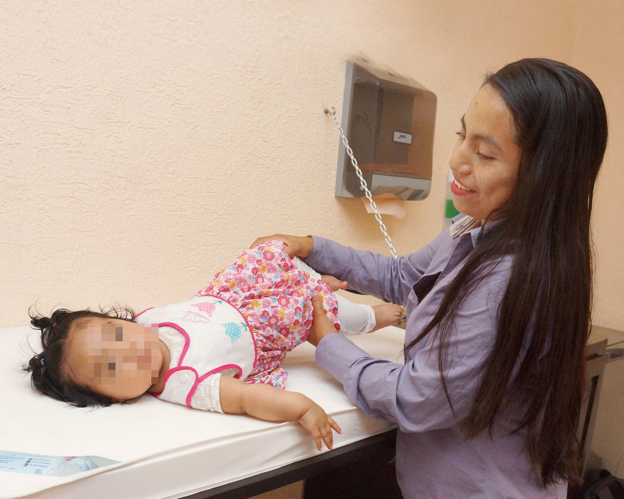 Apoyo. Eluzaith Hernández, de 22 años, es beneficiaria de un proyecto que busca dignificar la maternidad en centros escolares; la sala está acondicionada para que las mujeres alimenten a sus hijos y luego vuelvan a sus actividades escolares. (EL UNIVERSAL)