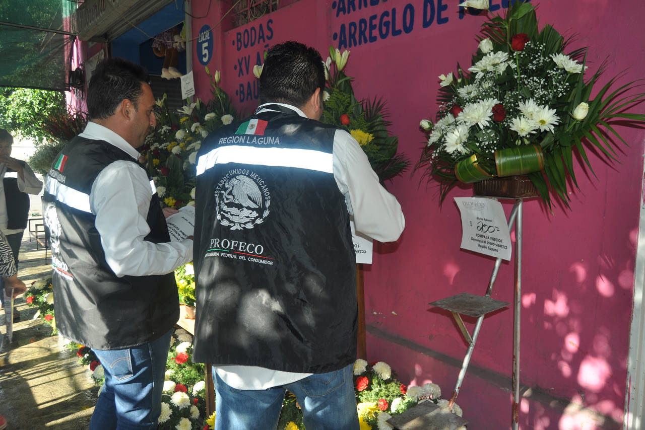 Operativo. Ayer, personal de la Profeco recorrió el mercado de las flores en Torreón para colocar los preciadores en la mercancía. (GUADALUPE MIRANDA)