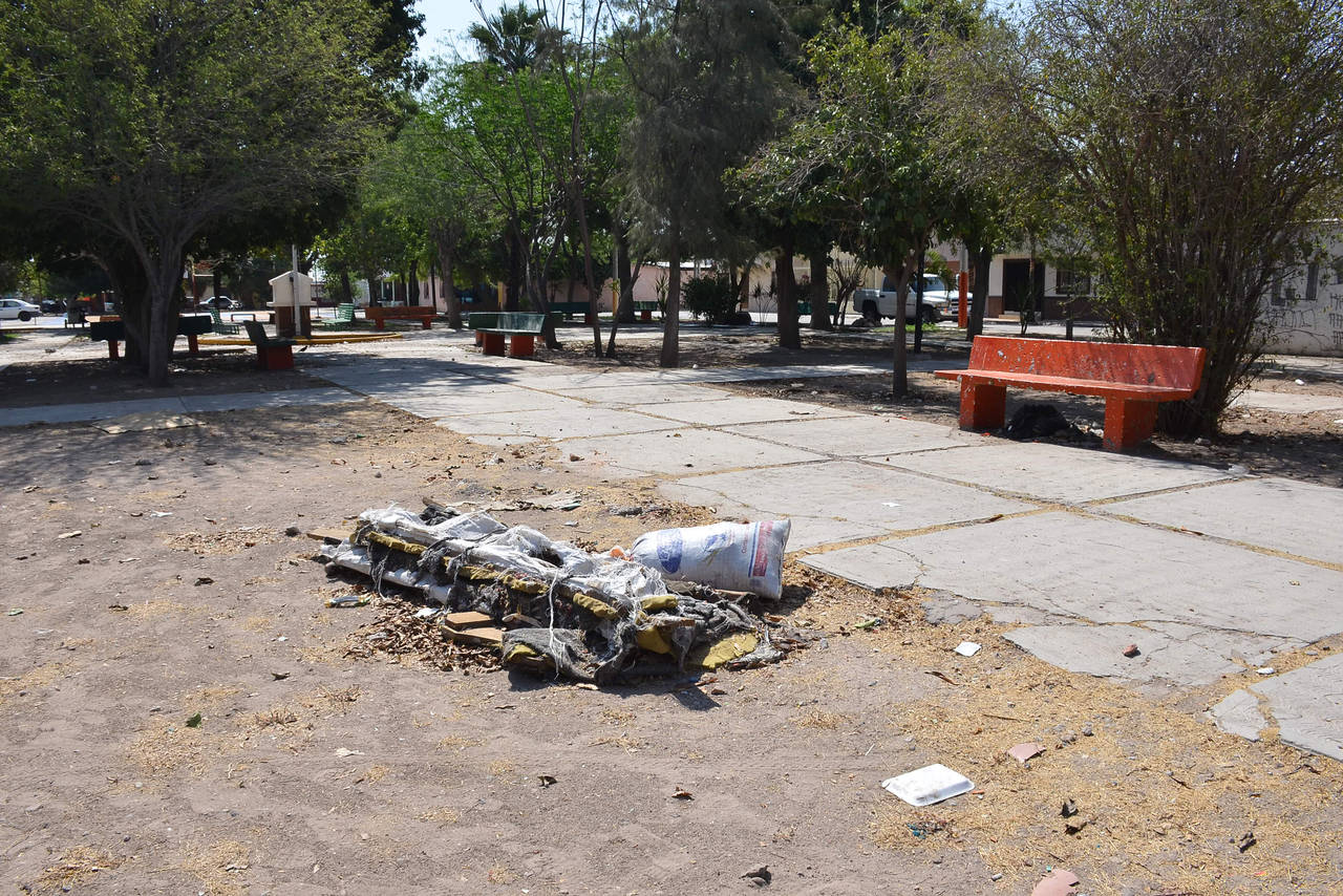 Reclaman. Piden atención a la plaza principal de la colonia Las Alamedas de Torreón. (FERNANDO COMPEÁN)