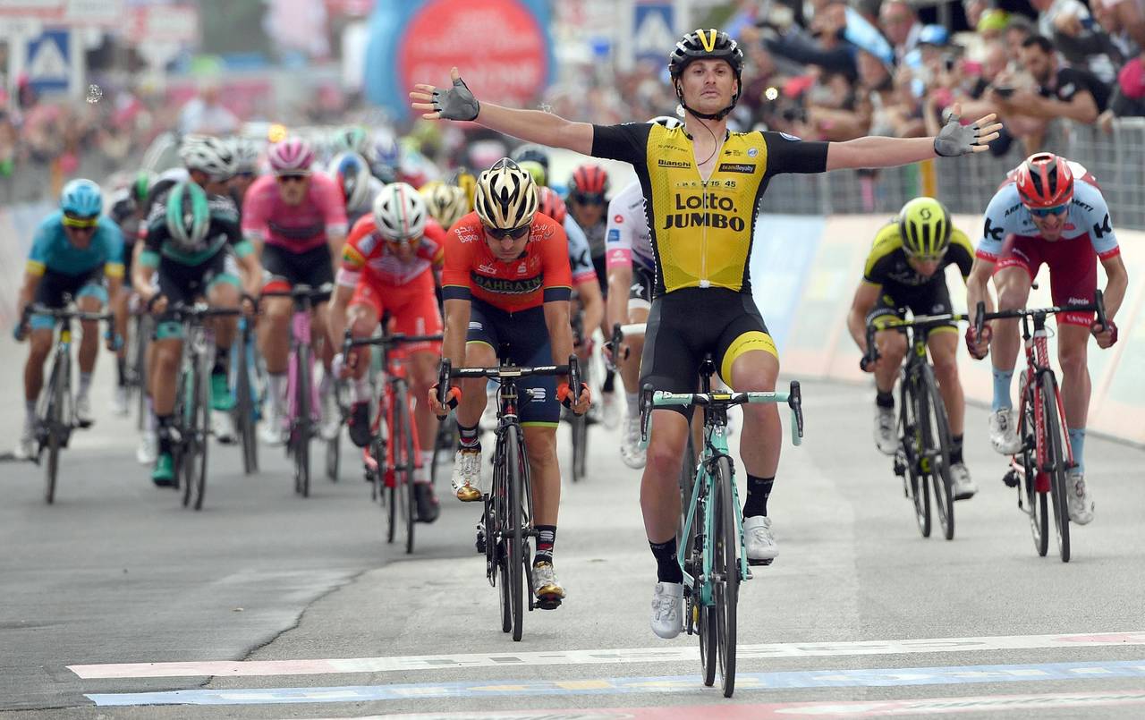 Enrico Battaglin celebra al cruzar la meta y ganar la quinta etapa. (AP)   