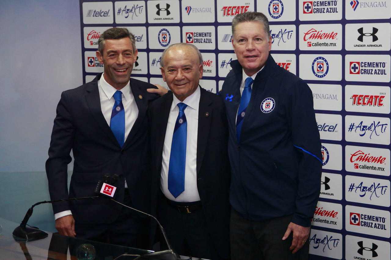 El técnico Pedro Caixinha (i) y el presidente del equipo Guillermo Álvarez (c) junto a Ricardo Peláez en su presentación como director deportivo.