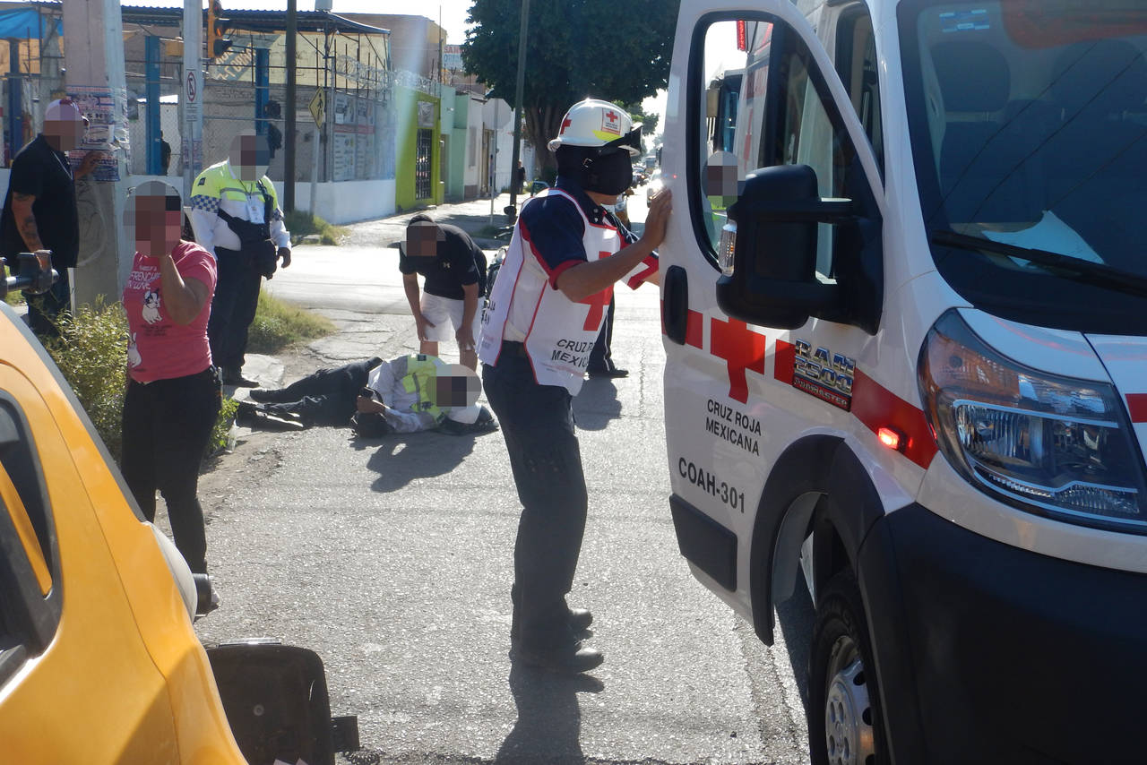 Atención. Paramédicos de la Cruz Roja acudieron al lugar para atender al agente lesionado, mismo que fue trasladado al ISSSTE. 