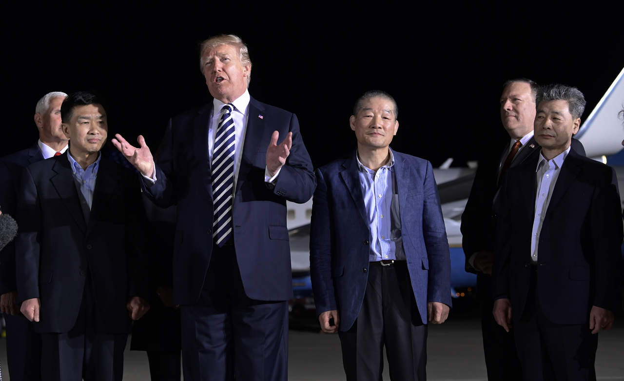 Trump recibió hoy de madrugada a los tres estadounidenses a su llegada a la base aérea Andrews, a las afueras de Washington. (AP)