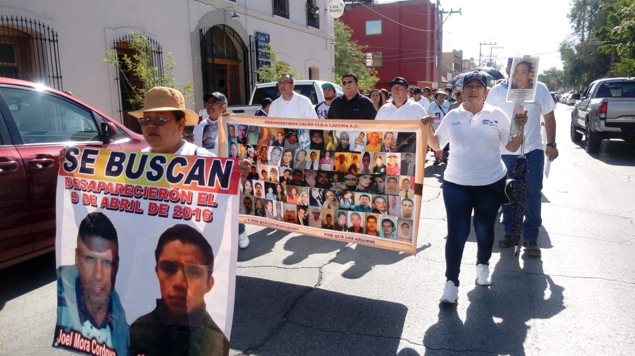 El contingente caminó en sentido contrario por la avenida Juárez. (EL SIGLO DE TORREÓN)
