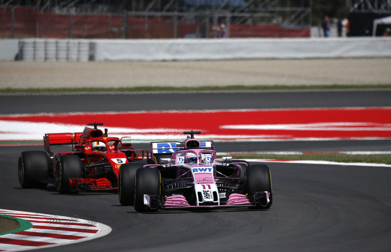 Sergio Pérez (adelante) y Sebastian Vettel, durante las prácticas del Gran Premio de España. (AP)