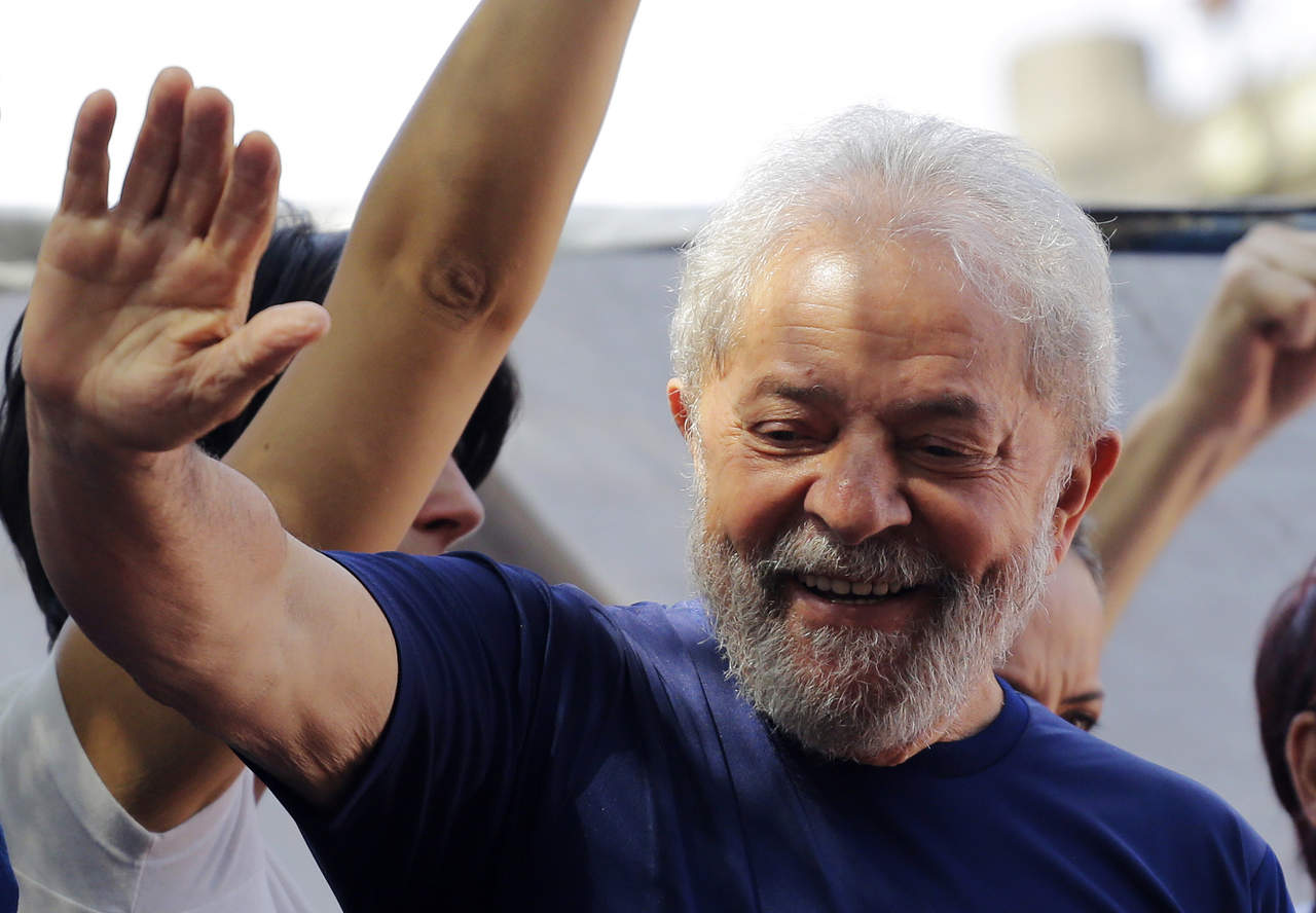 En el caso de Lula, que pretende presentarse a las elecciones presidenciales de octubre, está preso en la ciudad de Curitiba desde el pasado 7 de abril para cumplir una condena de 12 años y 1 mes por corrupción y lavado de dinero, por supuestamente haberse beneficiado de las corruptelas en Petrobras. (ARCHIVO)