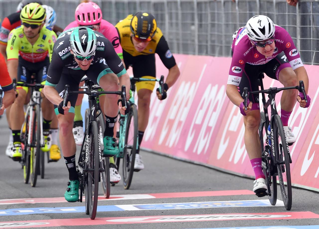 Sam Bennett (i) venció en el sprint final a Elia Viviani (d) para conquistar la séptima etapa del Giro de Italia. 