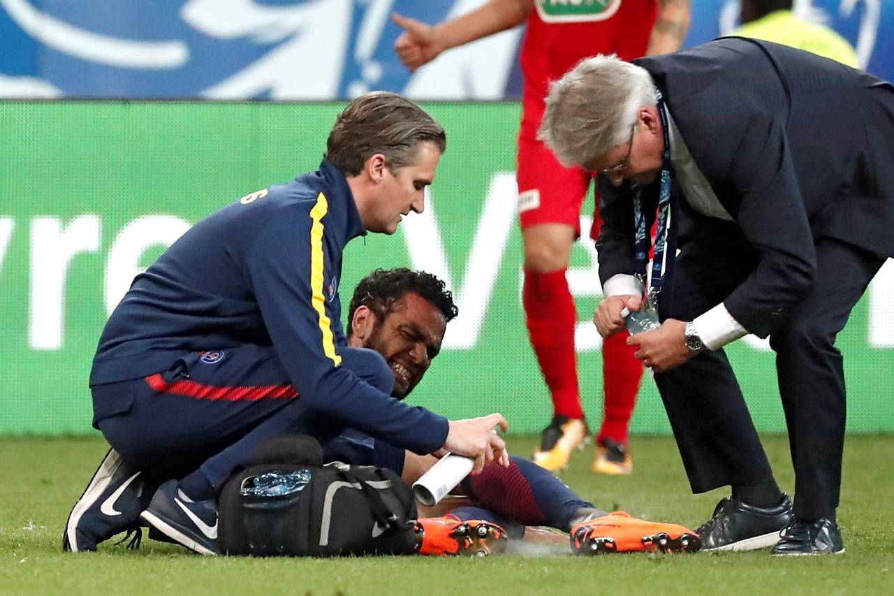 El jugador del París Saint Germain Dani Alves (c) recibe asistencia médica en el campo al lesionarse durante la final de la Copa de Francia contra Les Herbiers en el Estadio de Francia, en días pasados. (EFE)   