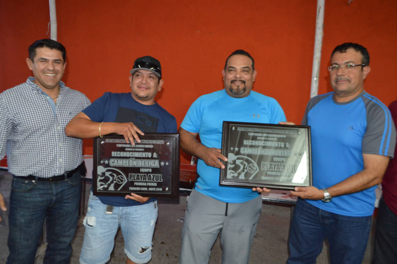 El equipo de los Marisqueros de Playa Azul recibió doble placa de campeones, al coronarse en la temporada y en playoffs. (Especial)