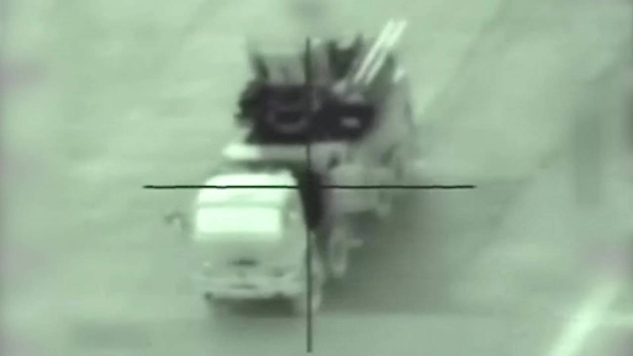 Operación. Un lanzamisiles sirio aparece en el objetivo de mira durante un bombardeo israelí en un lugar en Siria.