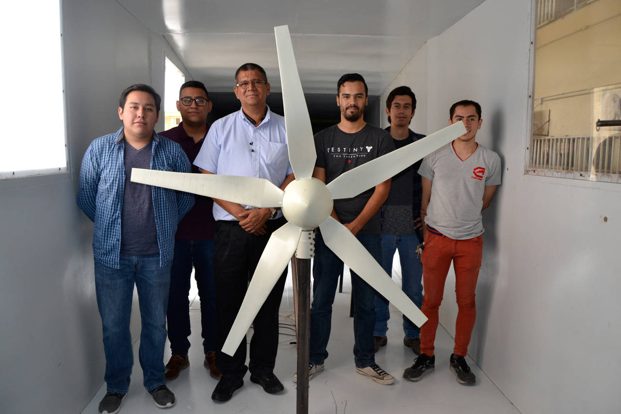 Prototipo. El doctor Marco Antonio Arjona y su equipo con un protipo del aerogenerador. (EDITH GONZÁLEZ) 