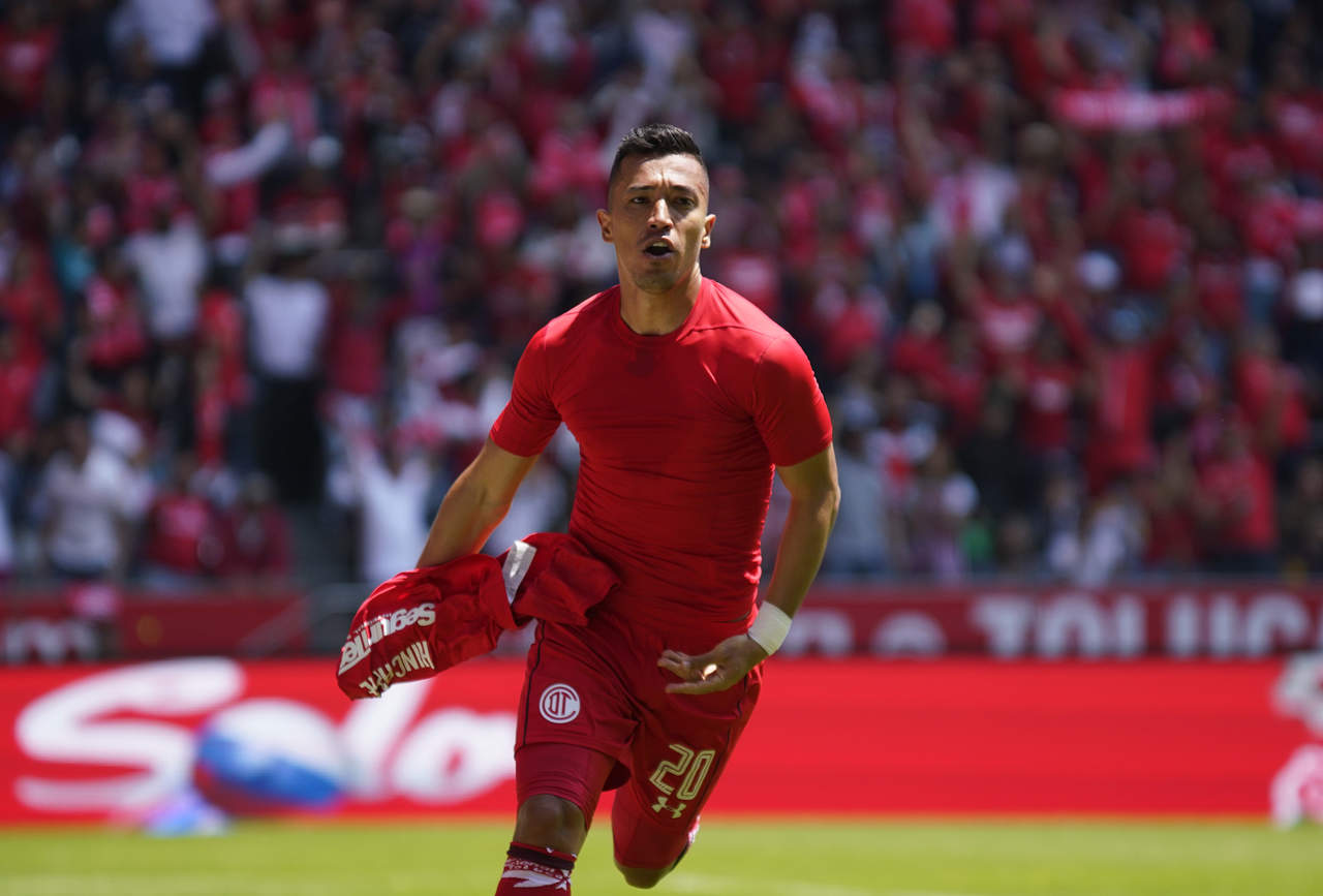 El colombiano Fernando Uribe festeja el primero de sus tres goles en el encuentro. (Jam Media)