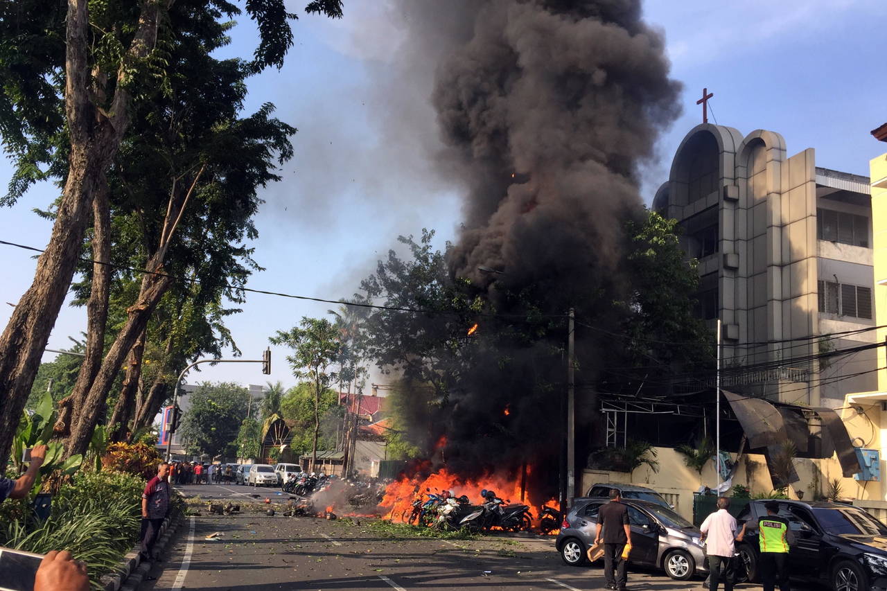 Terror. El grupo extremista Estado Islámico se atribuyó ayer los ataques explosivos contra tres iglesias cristianas en la ciudad indonesa de Surabaya, en la costa este de la isla de Java, que dejaron al menos 13 muertos y 41 heridos. (AP)