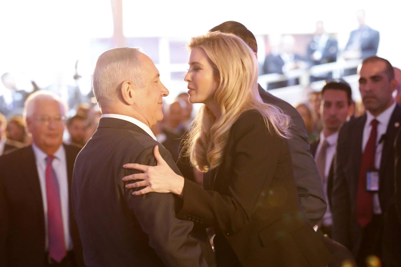 Invitada. El primer ministro israelí, Benjamin Netanyahu (Izq.) le da la bienvenida a Ivanka Trump. (EFE)
