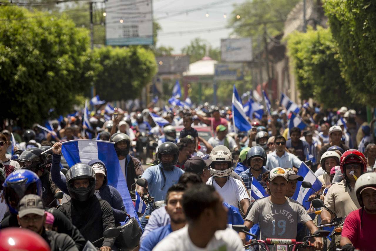 Apoyo. Centenares de personas a bordo de autos y motos, marcharon  desde Managua hacia Masaya para apoyar a manifestantes. (AP)