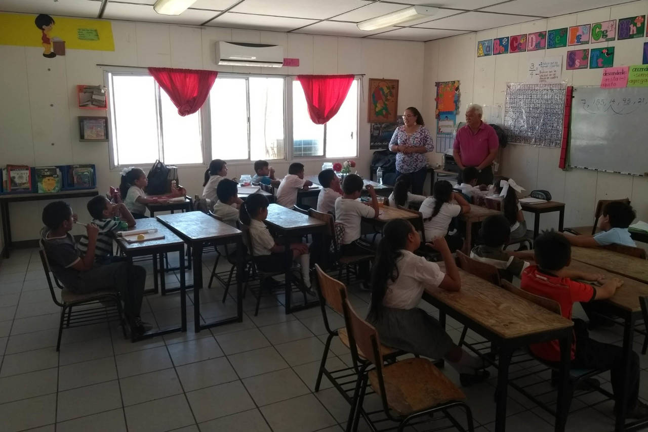 Dedicación. Junto con los maestros y maestras, Juan Gerardo ha sacado adelante a los estudiantes. (ANGÉLICA SANDOVAL)