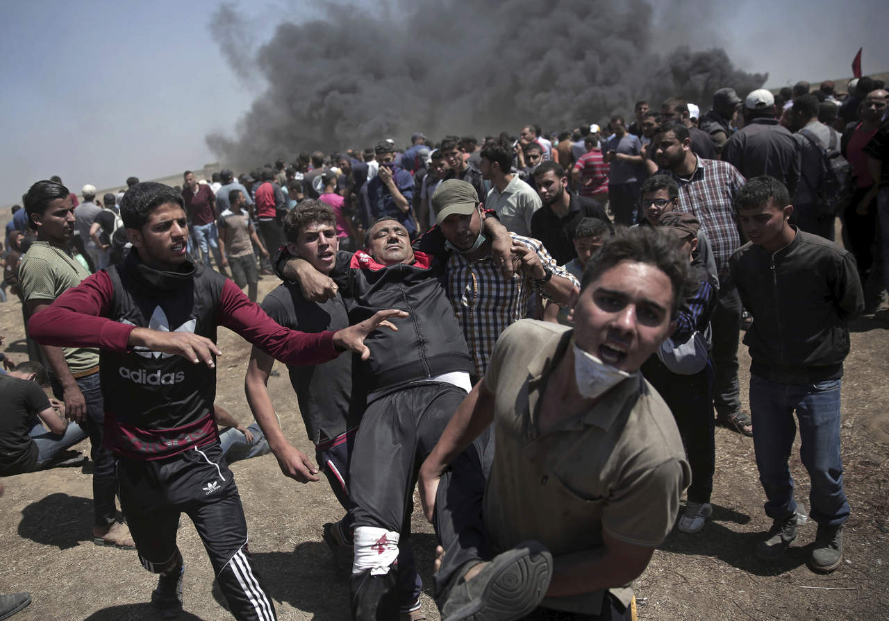Los palestinos muertos en las protestas en la frontera entre Gaza e Israel por fuego israelí ascienden ya a 37, confirmó el Ministerio de Salud palestino, que elevó la cifra de heridos a más de 1,700. (AP)