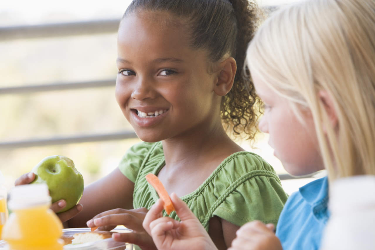 Cuando los adolescentes tienen reglas de alimentación orientadas a la salud desde sus primeros años de vida en el hogar, es factible que coman de manera saludable a futuro. (ARCHIVO)