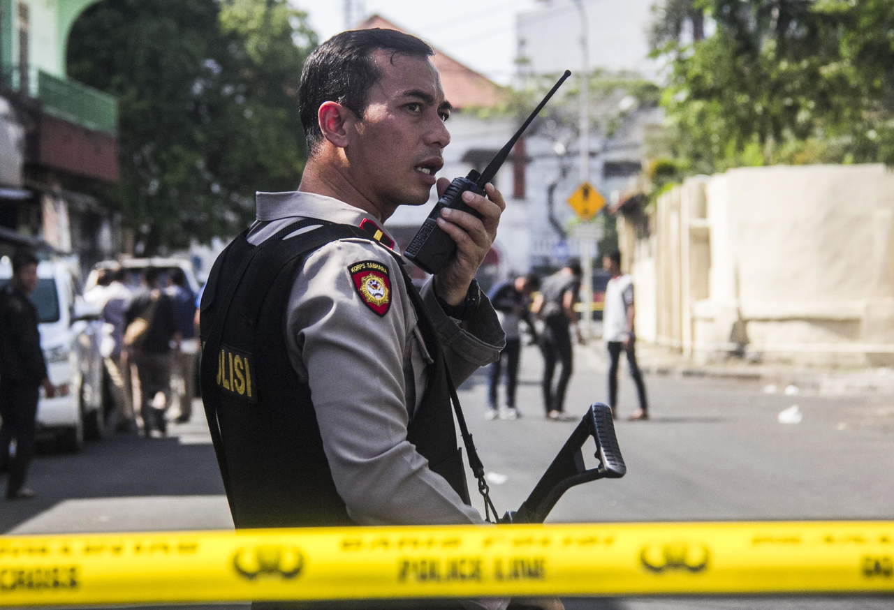 Los atacantes utilizaron dos motocicletas con bombas explosivas contra el Cuartel General de la Policía de Surabaya. (EFE)