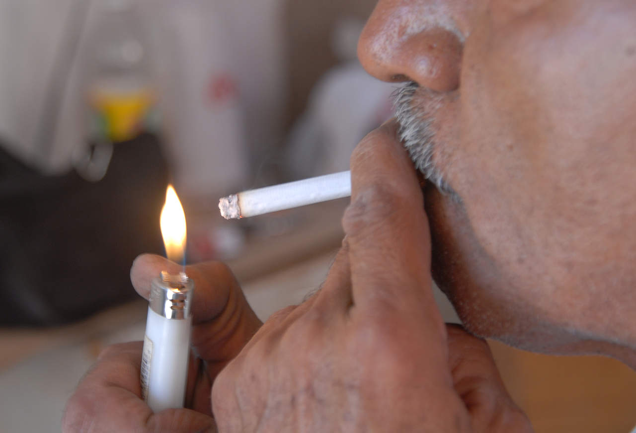 La tabacalera internacional Philip Morris, la principal empresa del rubro en el mundo, estudia la posibilidad de dejar de vender cigarros en Chile para comercializar productos “libres de humo”, informó hoy la edición digital Pulso. (ARCHIVO)