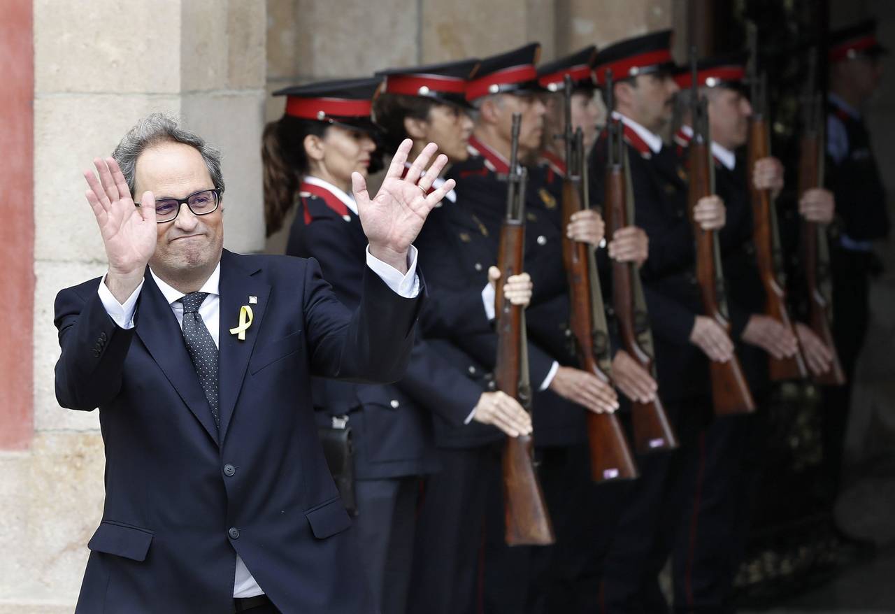 Cargo. El nuevo presidente de la Generalitat de Cataluña, Quim Torra, sale del Parlament. (EFE)