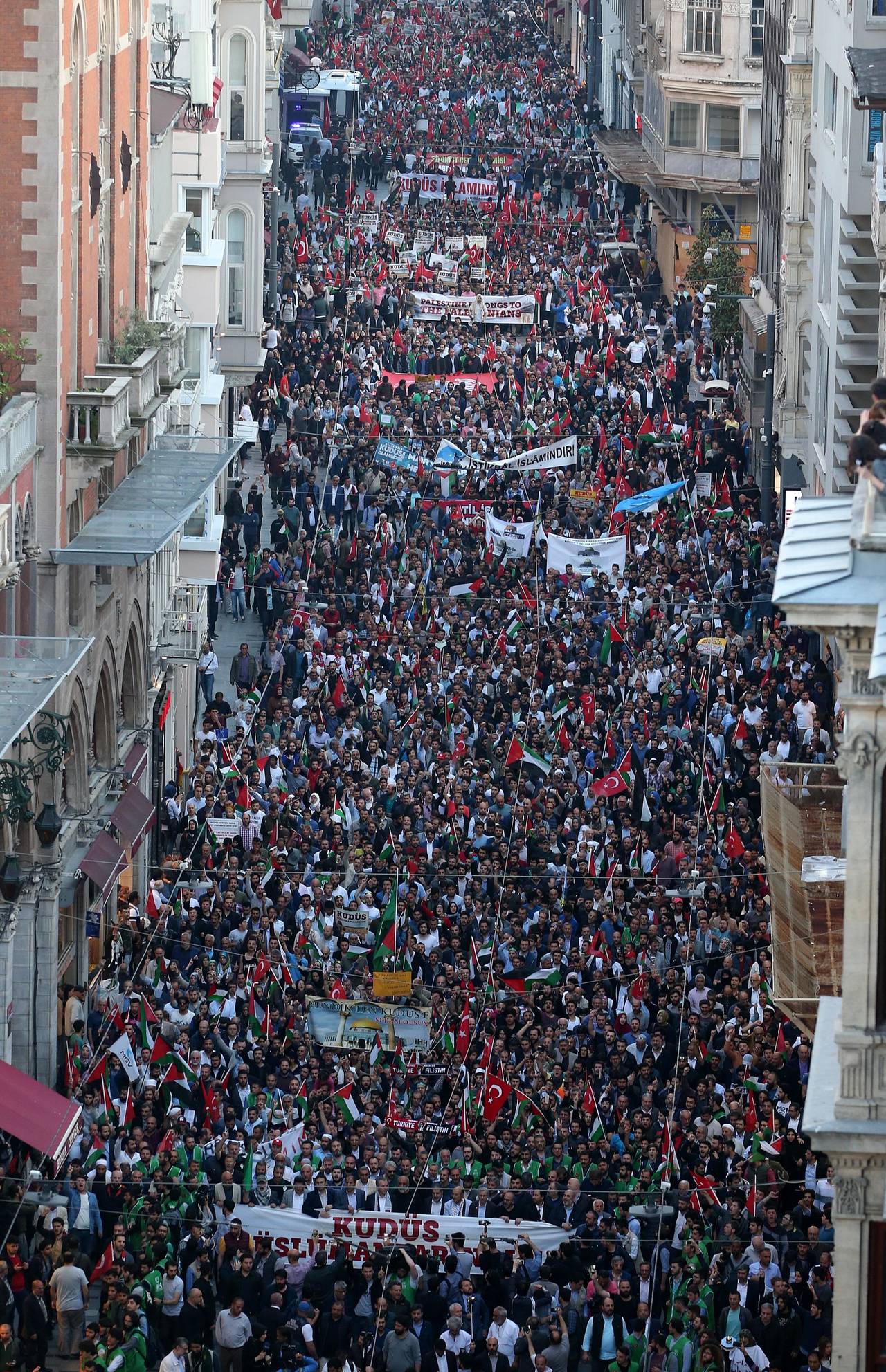 Condena global. Numerosas personas gritaron consignas contra Israel durante una manifestación convocada en Estambul. (AP)
