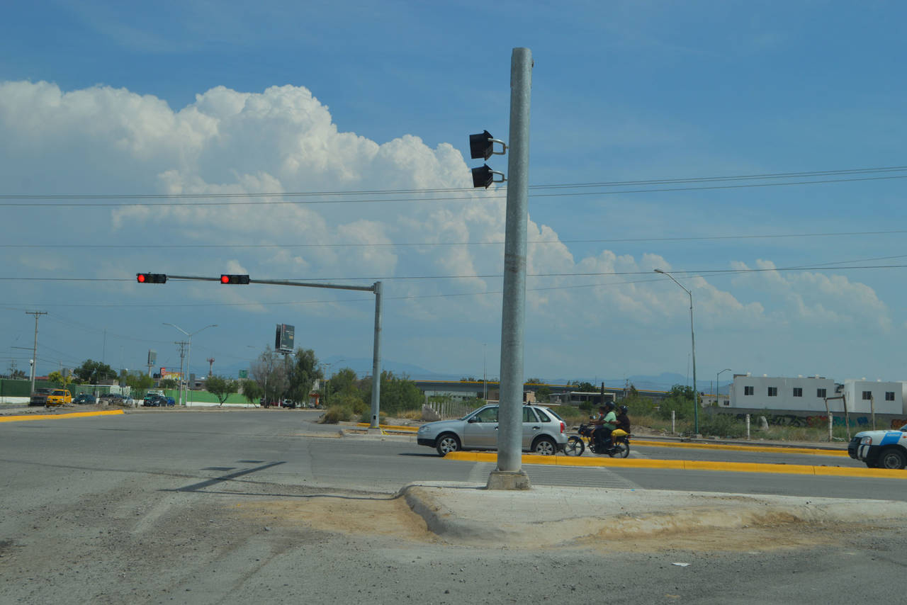 Ya funcionan. Semáforos en el cruce de Juárez y Torreón 2000 operan de manera regular. (ROBERTO ITURRIAGA)