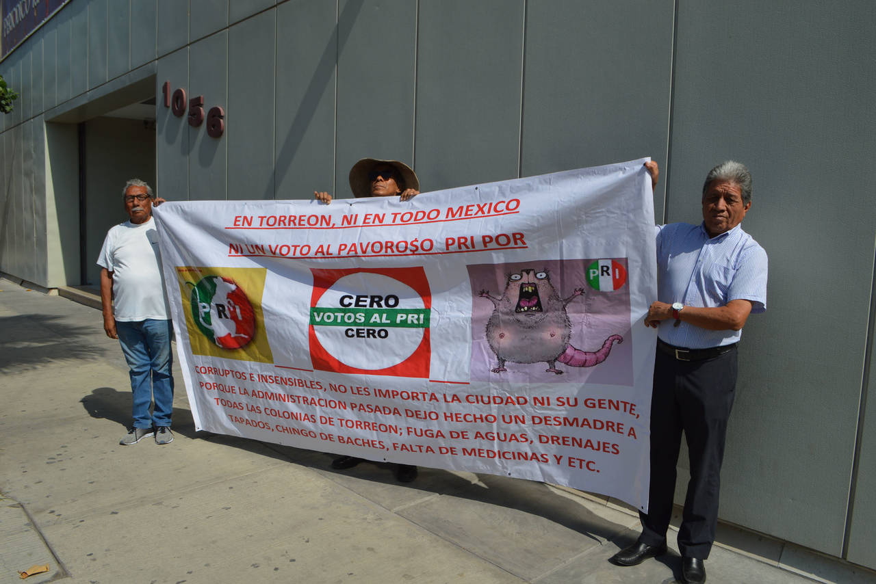 Muestran manta. Activistas piden 'no olvidar' la deuda de Coahuila. (ROBERTO ITURRIAGA)
