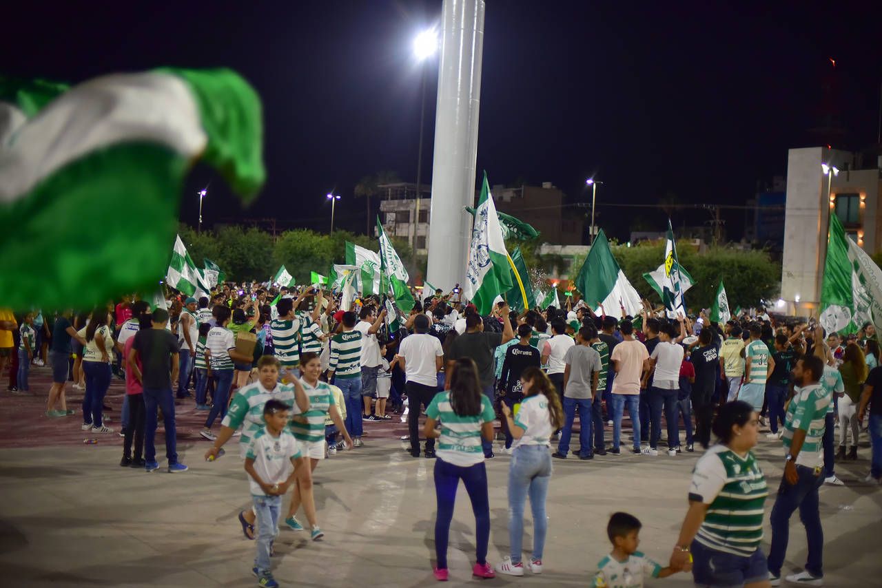 Una gran cantidad de personas se reunieron en la Plaza Mayor y distintos puntos de la ciudad de Torreón para festejar la victoria santista. Detienen a 16 personas tras festejos