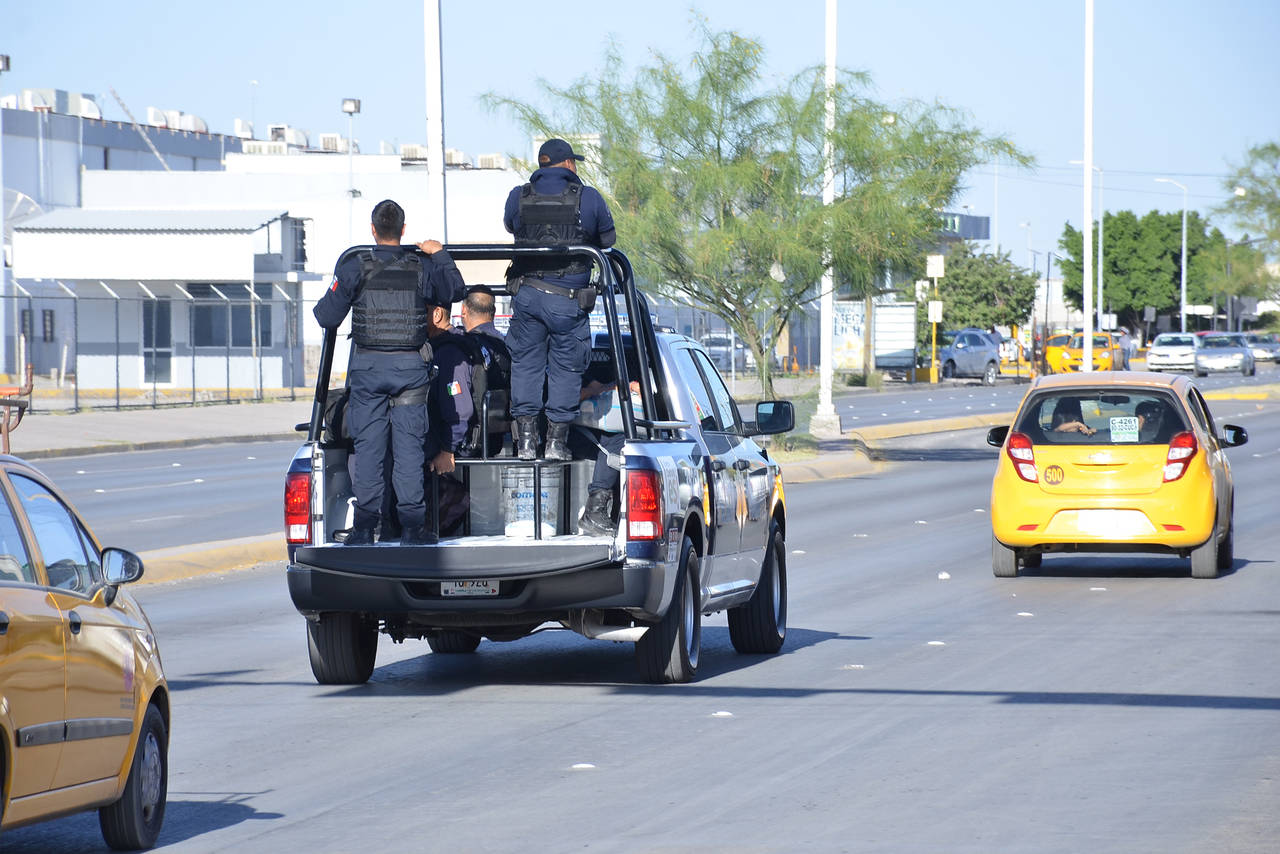 Caso. Los presuntos fueron sacados esposados y subidos a una patrulla de Seguridad Pública. (ARCHIVO) 